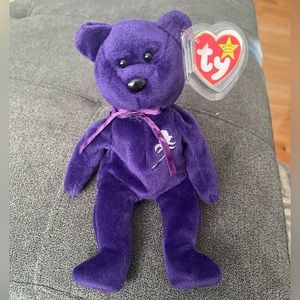 Princess Diana Beanie Baby 1997 edition. Tag is attached and in a case.